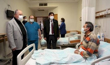 Vali Coşkun Yılbaşı Akşamı Hastanede Yatan Hastalarımız ile Görevi Başındaki Sağlık Çalışanlarımızı ve Güvenlik Güçlerimizi Ziyaret Etti