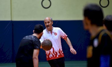 Başkan Okay Gençlerle Basketbol Maçında Bir Araya Geldi