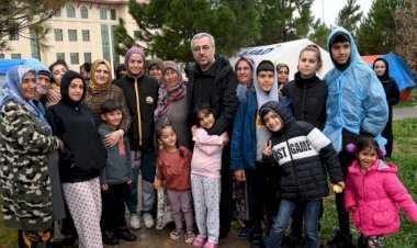 Başkan Güngör, Avşar Kampüsü’nde Depremzedeleri Ziyaret Etti