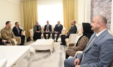 Valimiz Mükerrem Ünlüer ve Eşi Dr. Selma Ünlüer Hanımefendi’den Şehit Ailemize Ziyaret