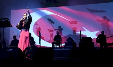 Zafer Bayramı’nda Azerin Söyledi, KAFUM Kırmızı Beyaza Büründü