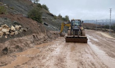 Büyükşehir, Sağanak Yağışların Vurduğu Kırsal Mahalle Yollarında da Görev Başında