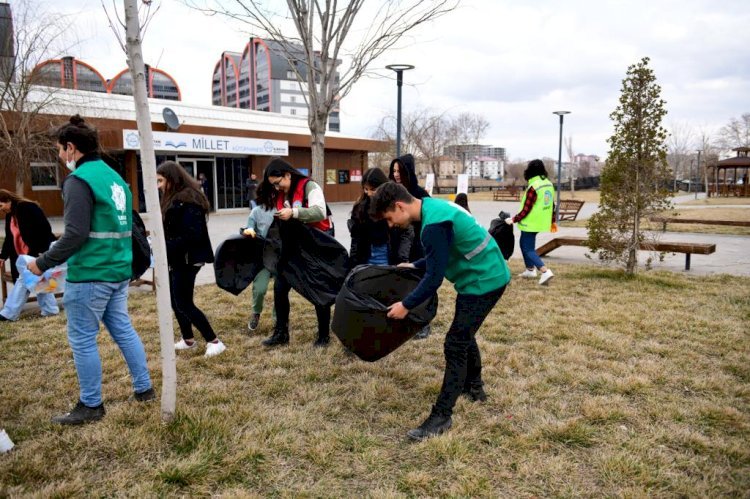 KAMED üyesi gönüllü gençler, çevre temizliğine dikkat çekti